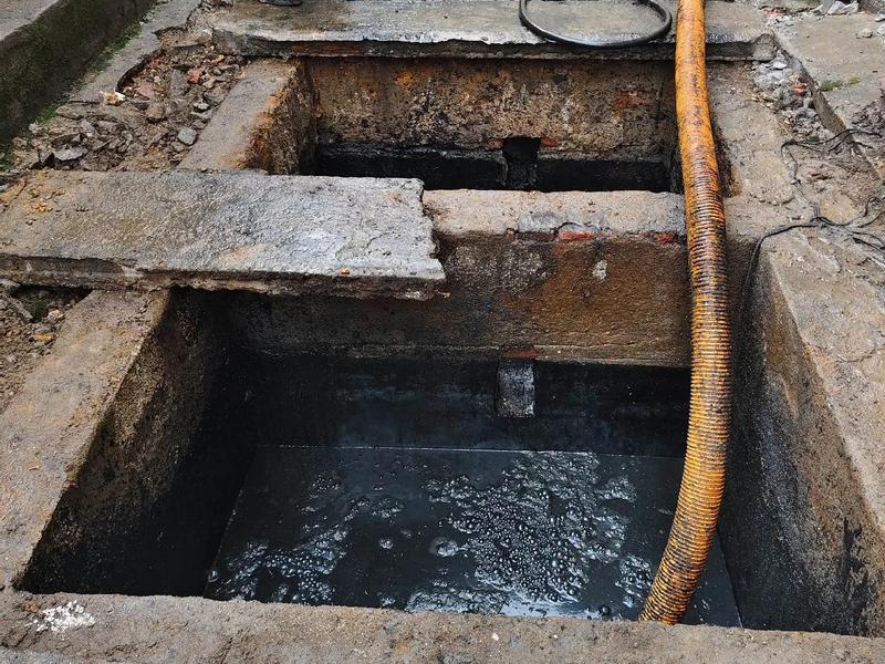 小区清理化粪池